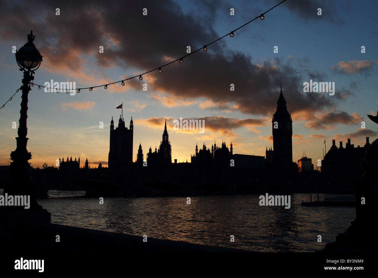 Case del Parlamento tramonto silhouette London Thames Westminster Foto Stock