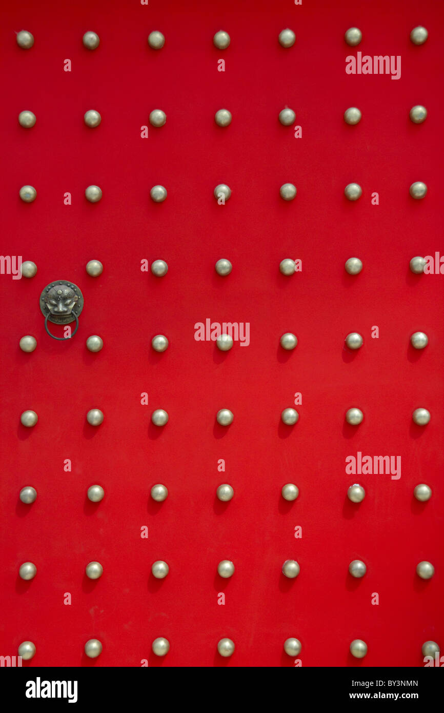 Antico tempio rosso porta a Beijing in Cina Foto Stock