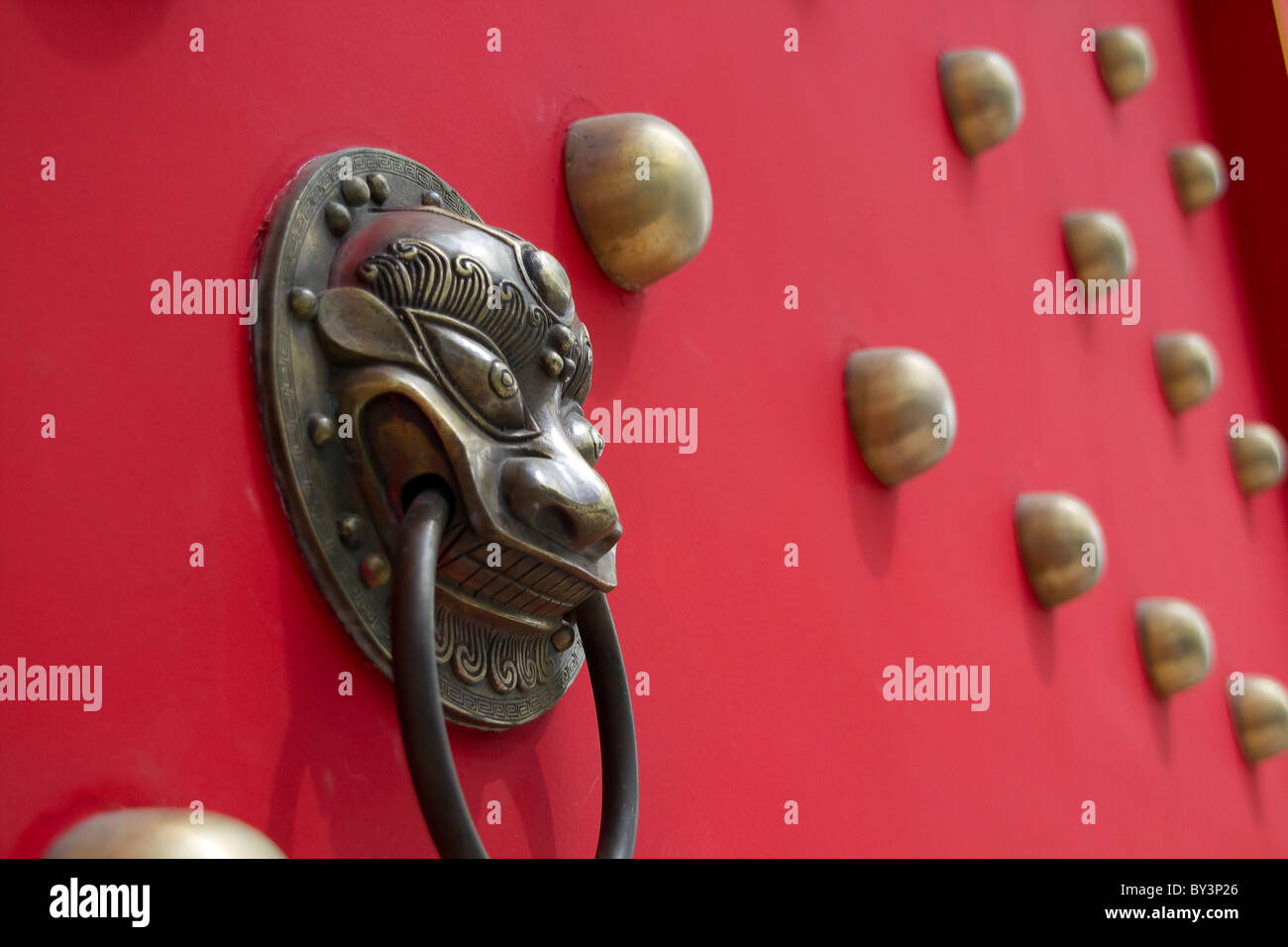 Antico tempio rosso porta a Beijing in Cina Foto Stock