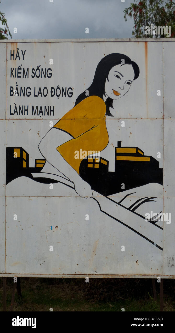 Una propaganda poster attraente per le persone a seguire compianto presidente di Ho Chi Minh valori morali può essere visto in tutto il paese. Foto Stock