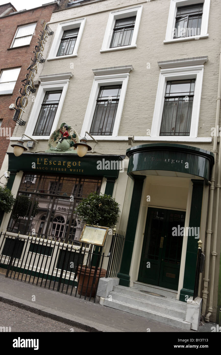 Estrema angolata di vista L'Escargot ristorante in Soho's Greek Street. Foto Stock