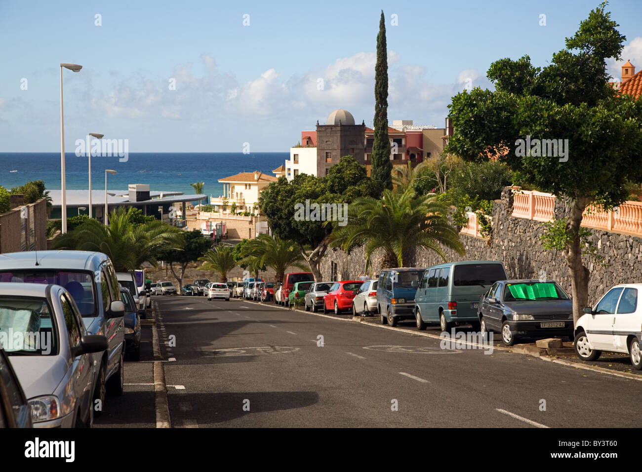 Strada piena di automobili parcheggiate in Costa Adeje, Tenerife, Isole Canarie, Spagna Foto Stock