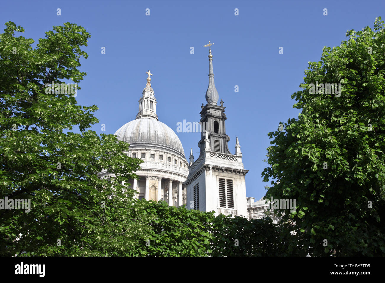 La guglia e la cupola insieme all'interno dei terreni della Cattedrale di San Paolo a Londra, visto da un aspetto da est. Foto Stock