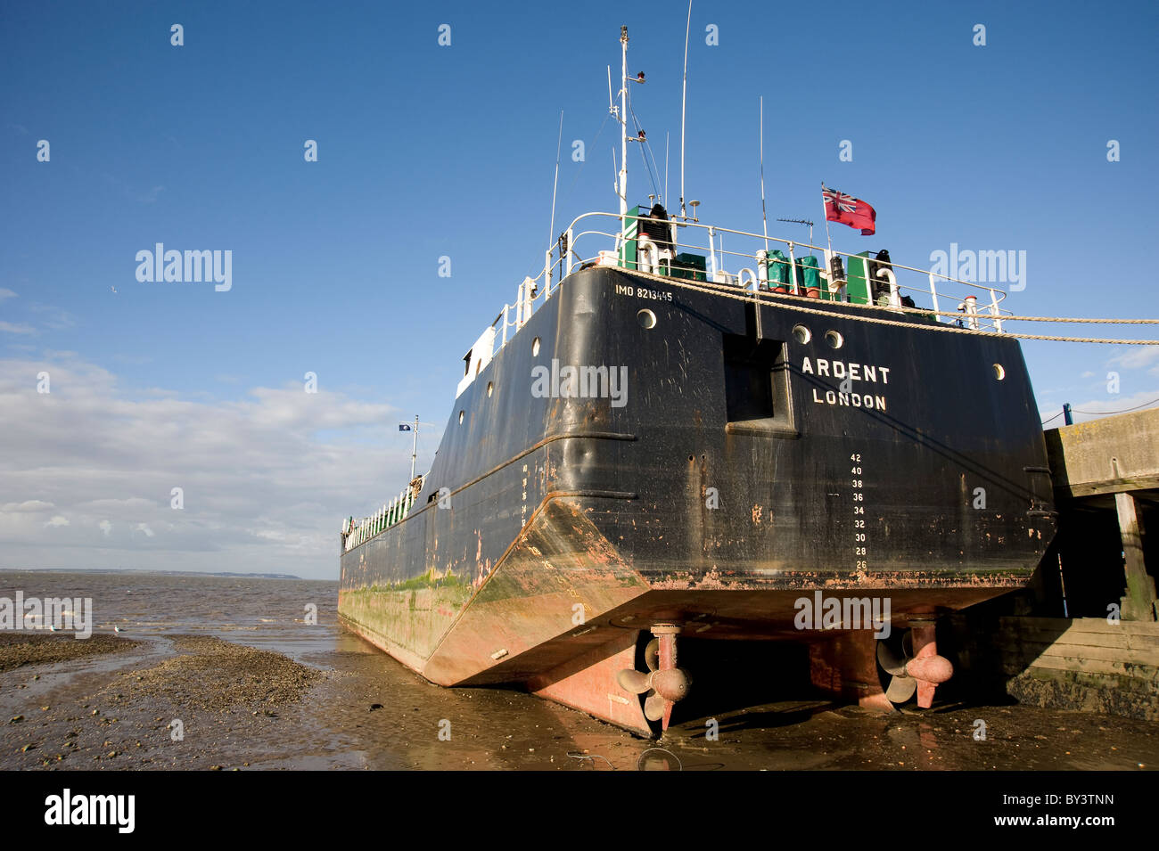 Ardente Londra freighter spiaggiata a bassa marea Foto Stock