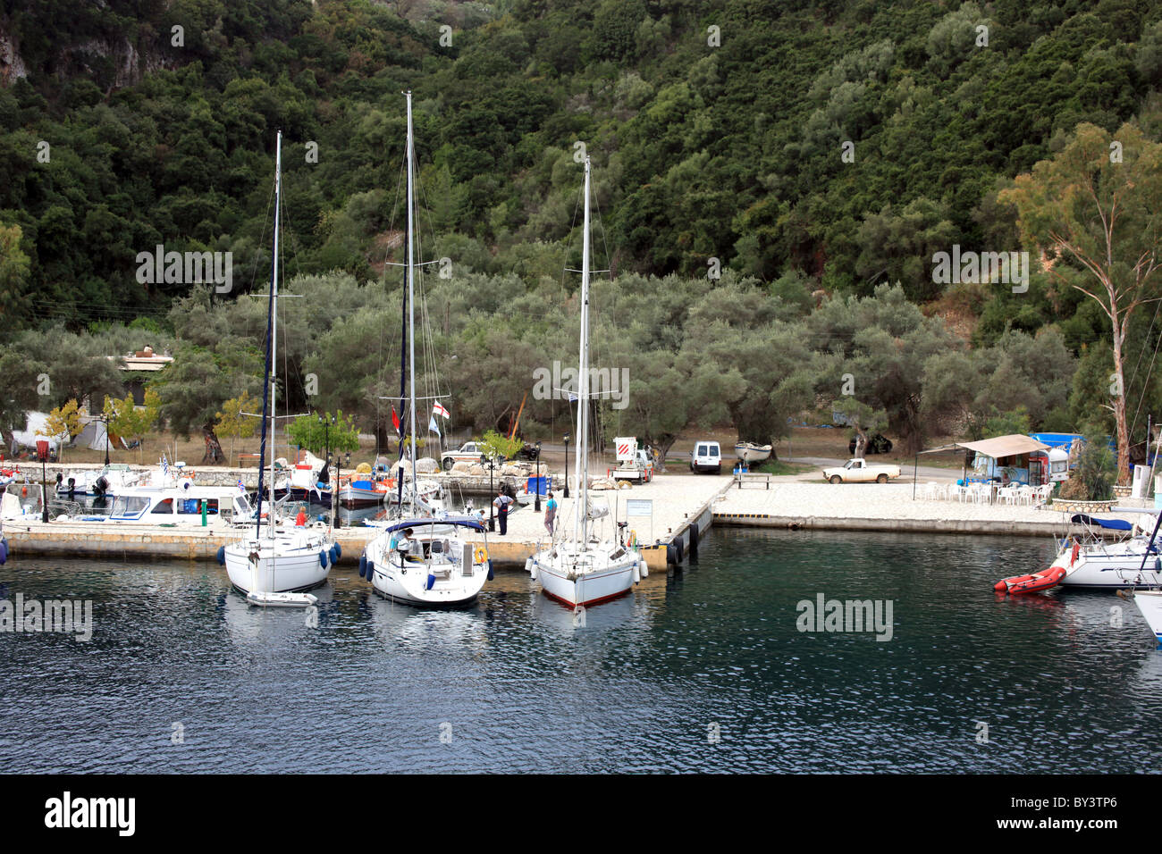 L'area del porto di Spartachori sull'isola del Mar Ionio di Meganisi, Grecia Foto Stock