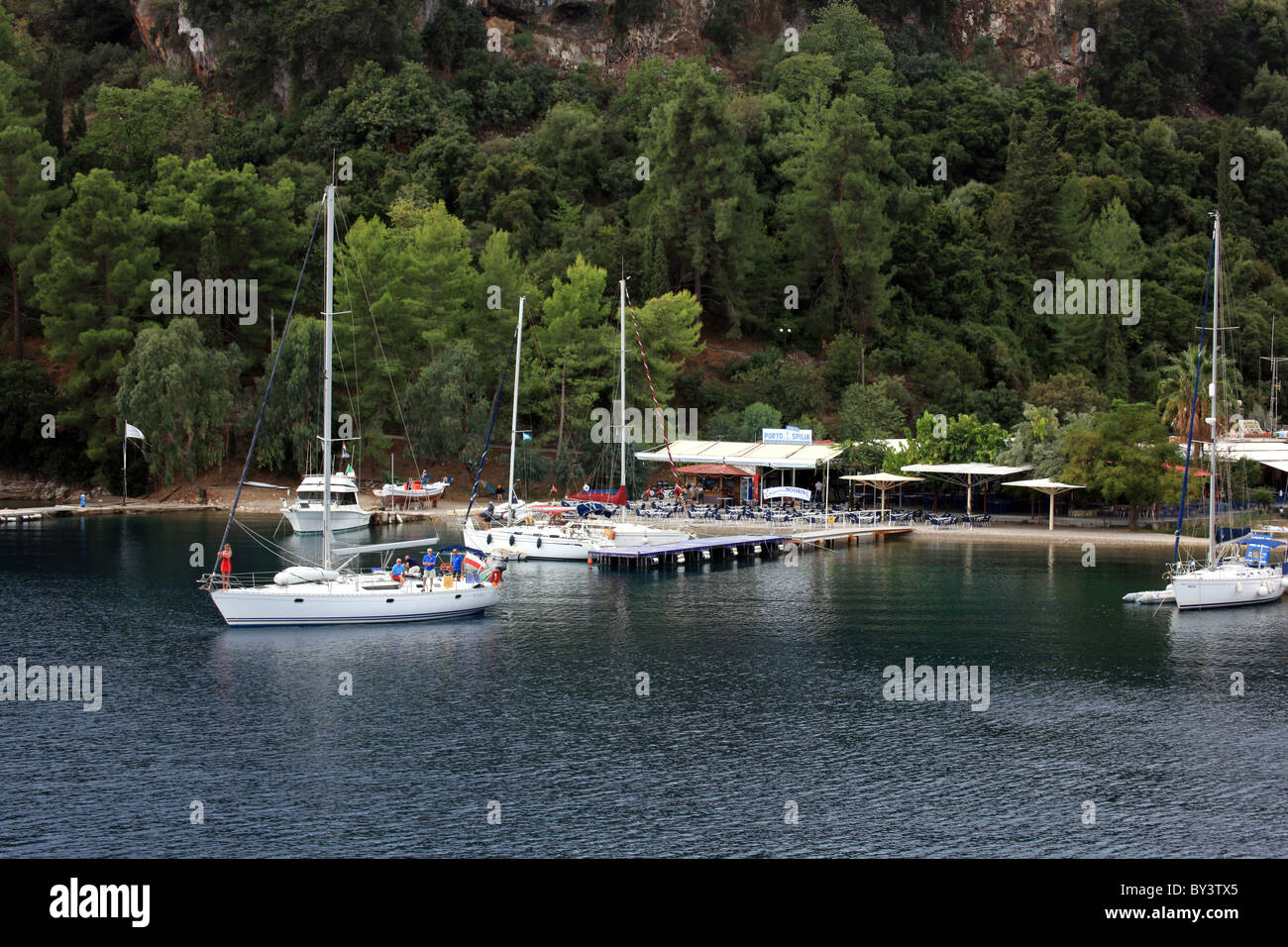 L'area del porto a Spartachori sull'isola del Mar Ionio di Meganisi, Lefkas, Grecia Foto Stock
