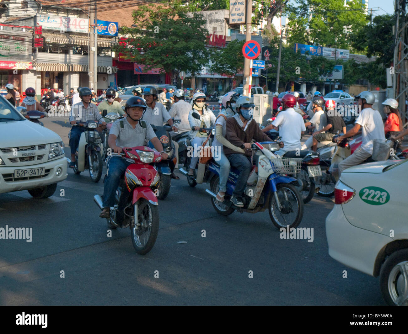 Il Vietnam, Hanoi, persone a cavallo scooters Foto Stock