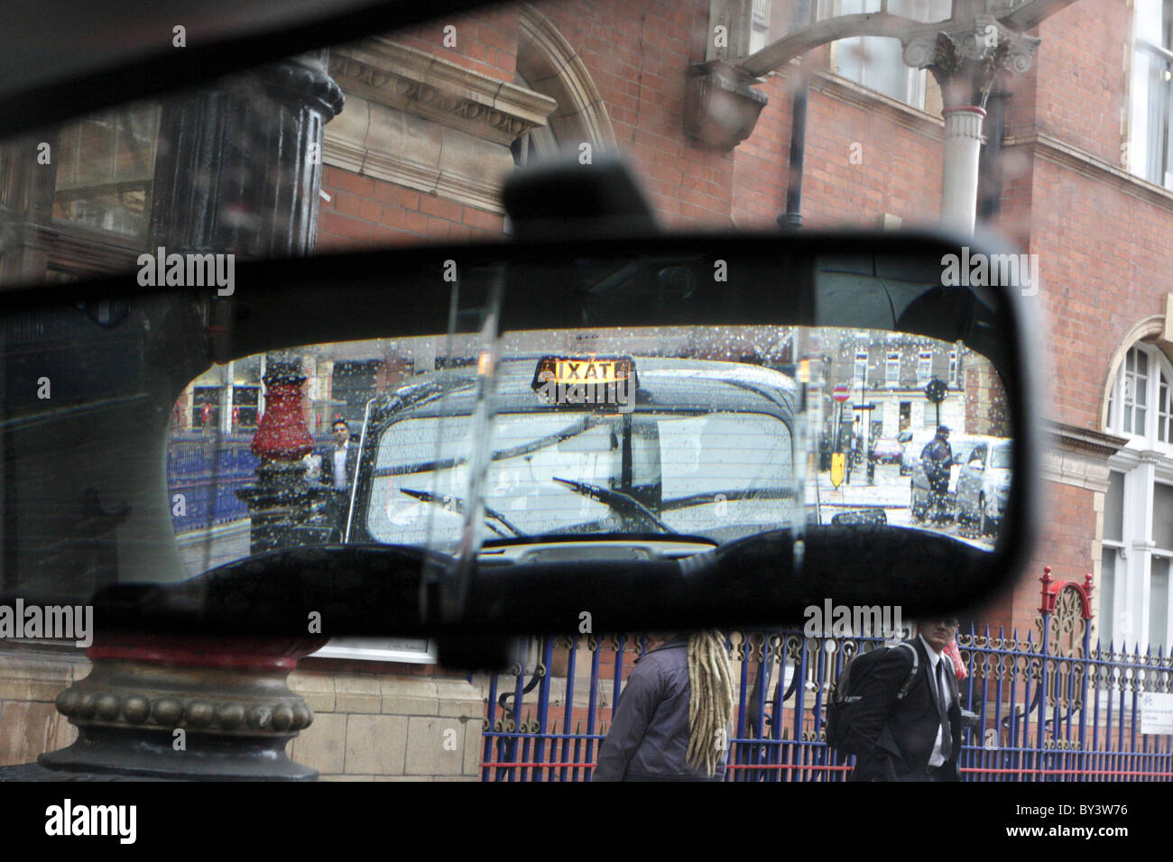 Una delle (3) immagini che riflettono in set utilizzando lo specchietto retrovisore per catturare Londra dei taxi alla stazione di Marylebone. Foto Stock