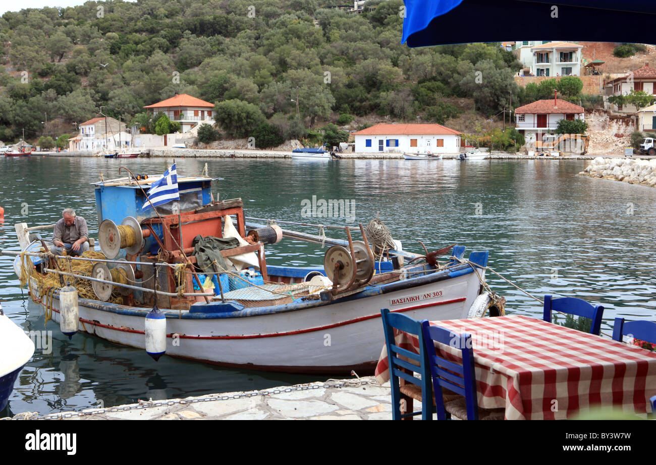 Un ristorante del porto a Valthi sull'isola del Mar Ionio di Meganisi, Lefkas, Grecia Foto Stock