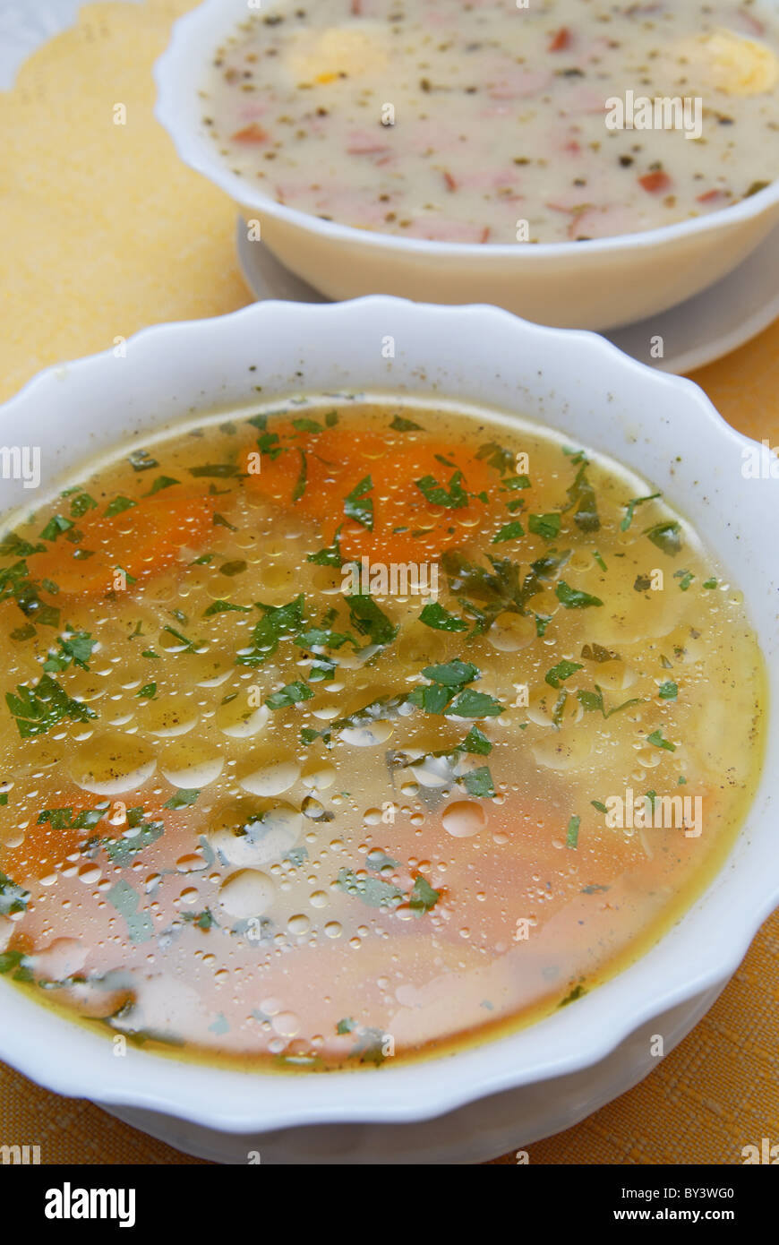 Il brodo, la zuppa di pollo con tagliatelle Foto Stock