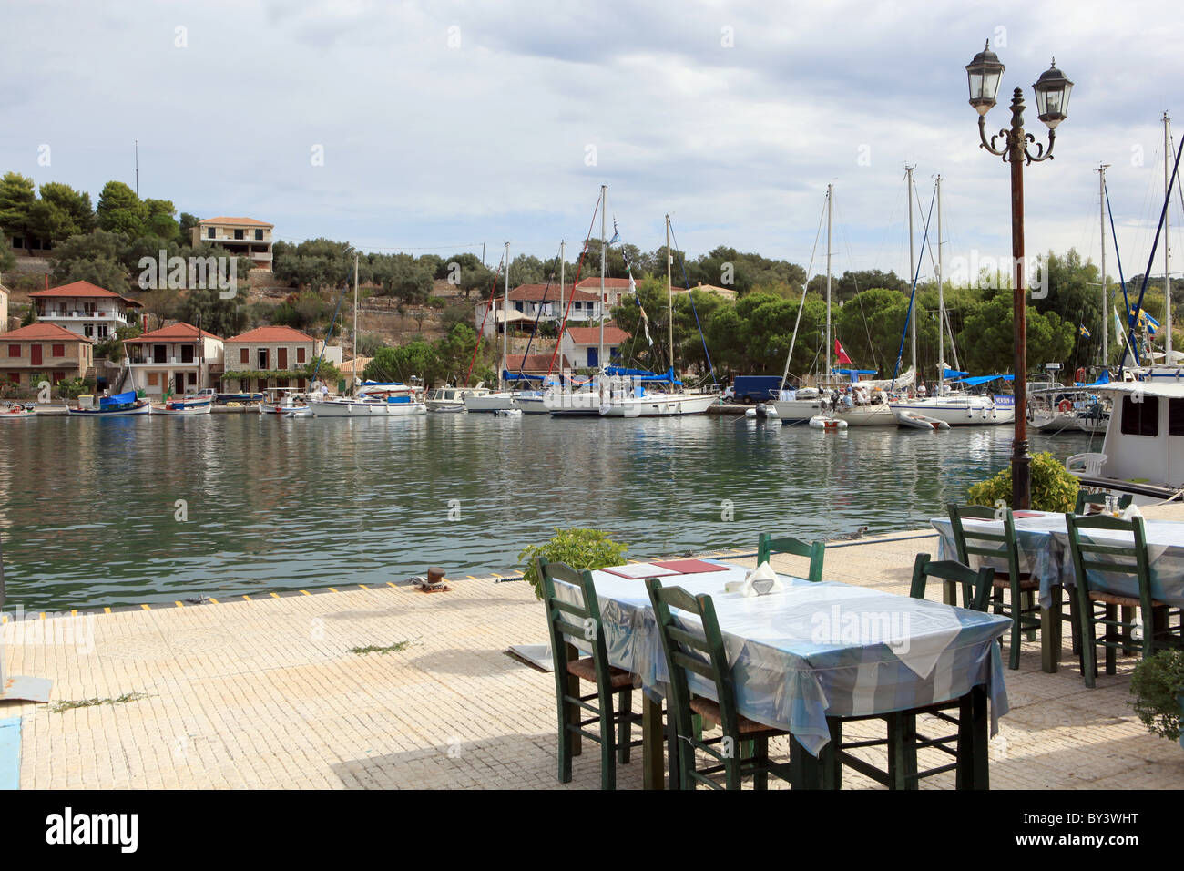 Un ristorante del porto a Valthi sull'isola del Mar Ionio di Meganisi, Lefkas, Grecia Foto Stock