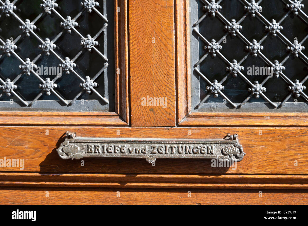 Entrata vecchia porta, mail slot, Heidenheim, BADEN-WUERTTEMBERG, Germania Foto Stock