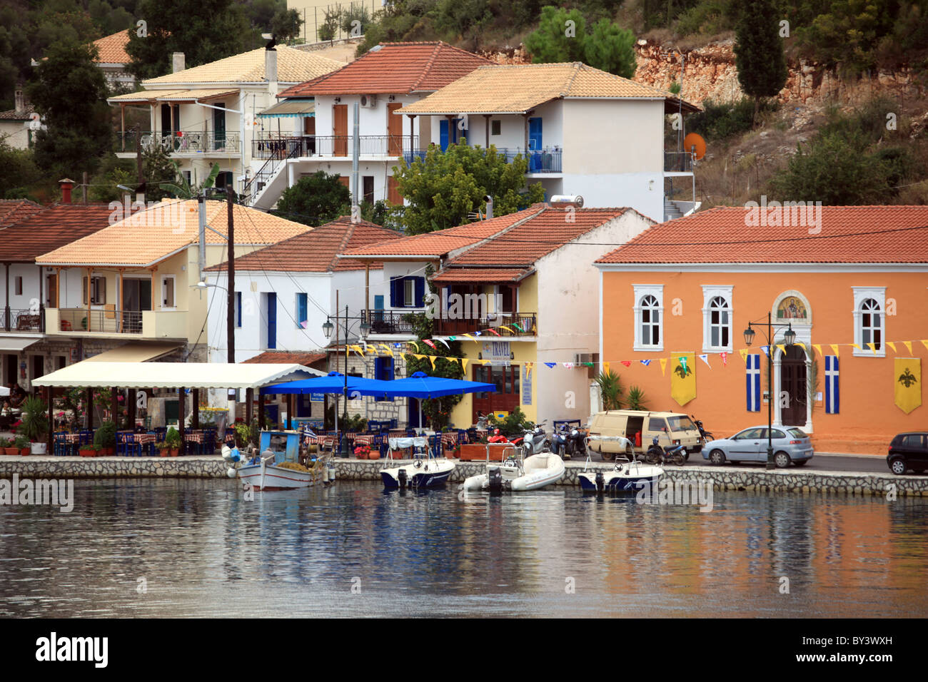 L'area del porto a Valthi sull'isola del Mar Ionio di Meganisi, Lefkas, Grecia Foto Stock