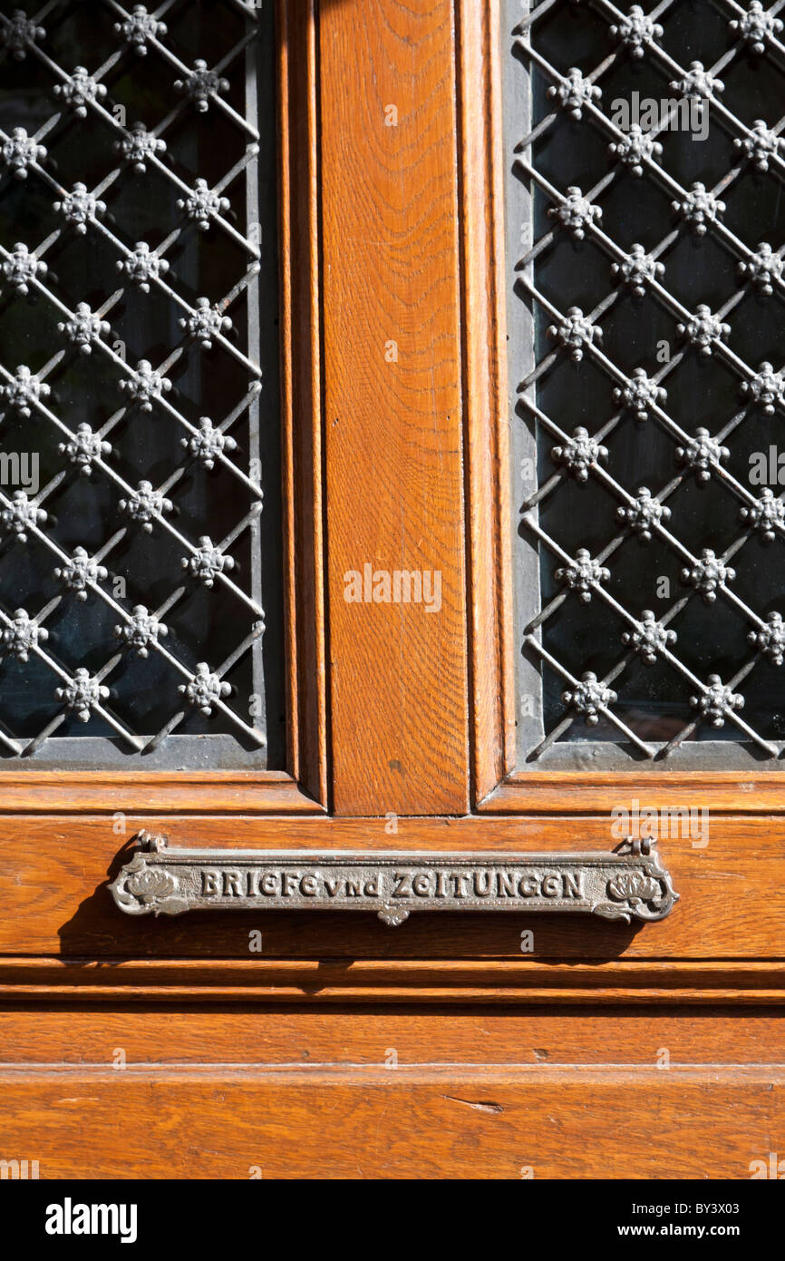 Entrata vecchia porta, mail slot, Heidenheim, BADEN-WUERTTEMBERG, Germania Foto Stock