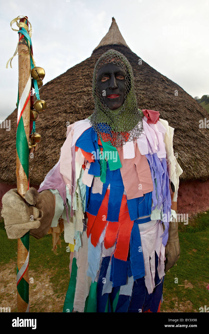 L uomo vestito come guerrieri pagani la bruciatura del Wickerman Butser Farm SUSSEX REGNO UNITO Foto Stock