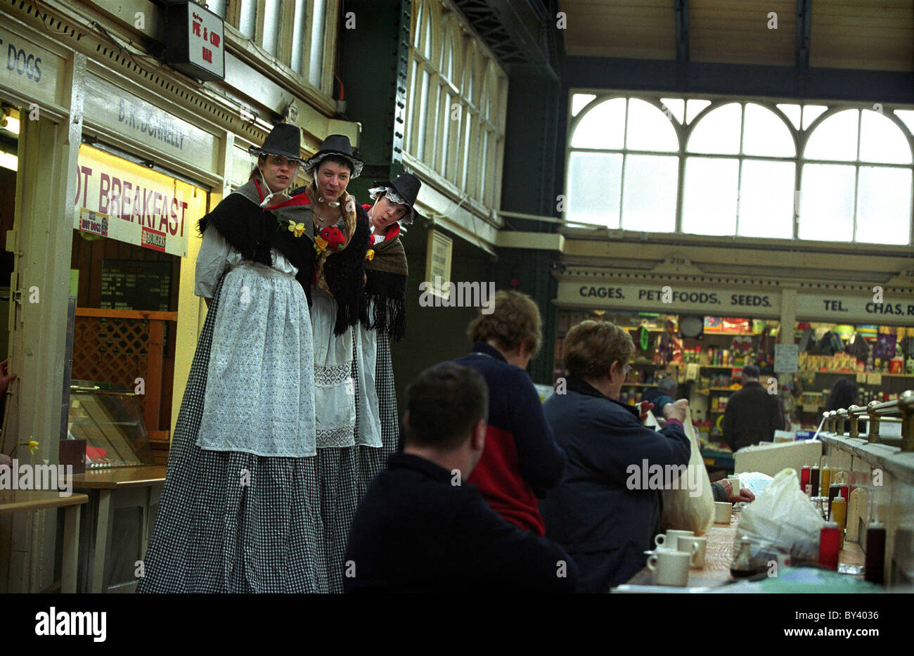 Welsh signore al mercato di Cardiff, Cardiff. Foto Stock