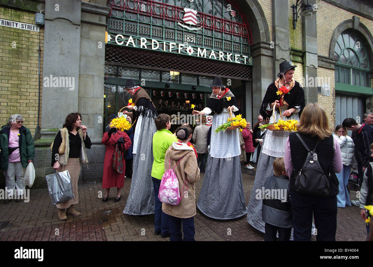 Welsh Ladies dando dei narcisi a Cardiff mercato il giorno di San Davide. Foto Stock