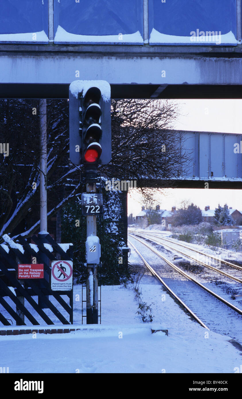 Luce di stop rossa segnale in inverno Neve a Church Fenton stazione ferroviaria Yorkshire Regno Unito Foto Stock
