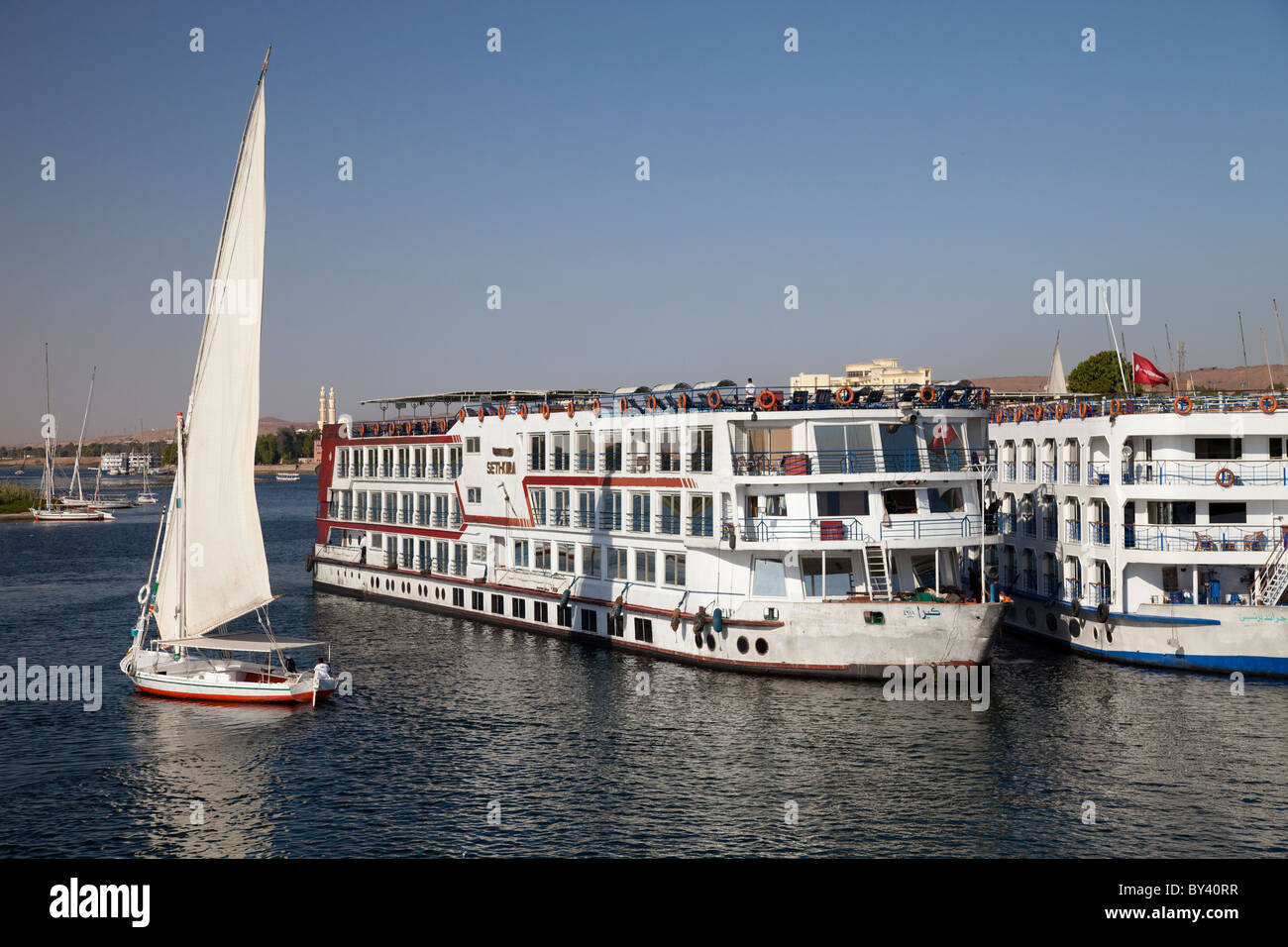 Felucca e incrociatori del Nilo ad Aswan, Egitto Foto Stock