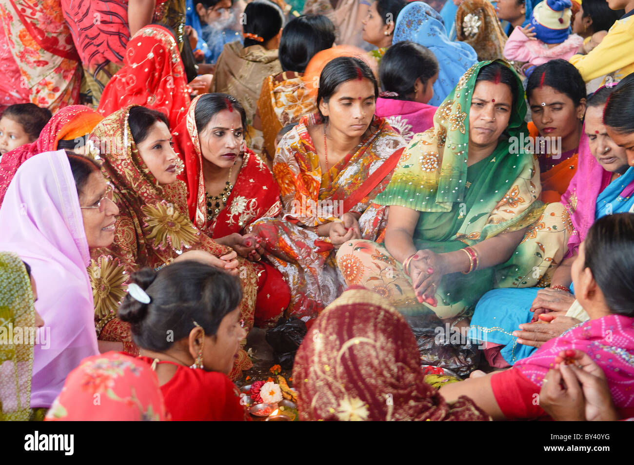 Le donne nepalesi in sari ad un festival indù a Kathmandu in Nepal Foto Stock