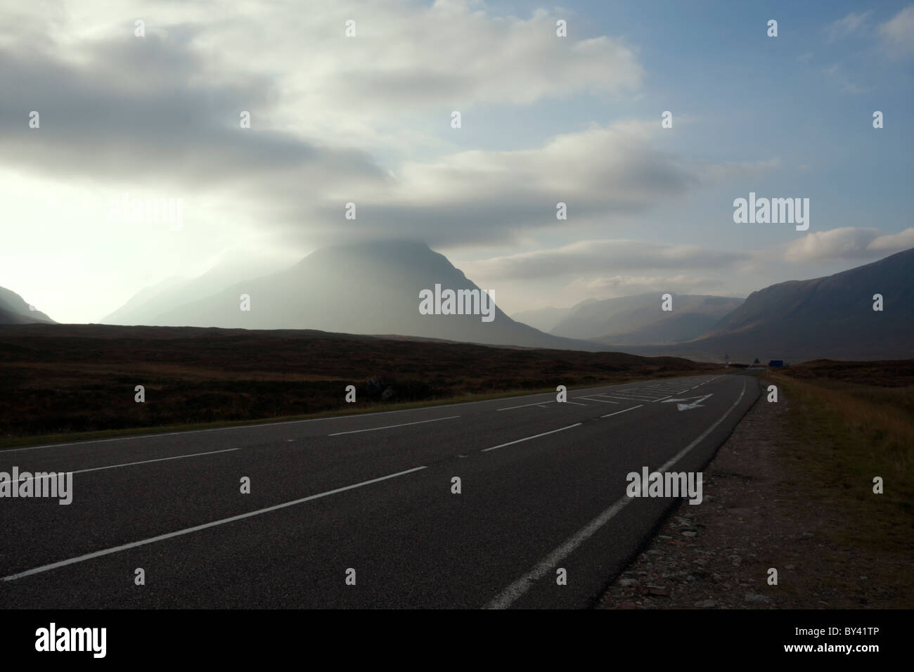 Una scena drammatica della A82 road nelle Highlands della Scozia, dirigendosi verso Glen Coe. Foto Stock