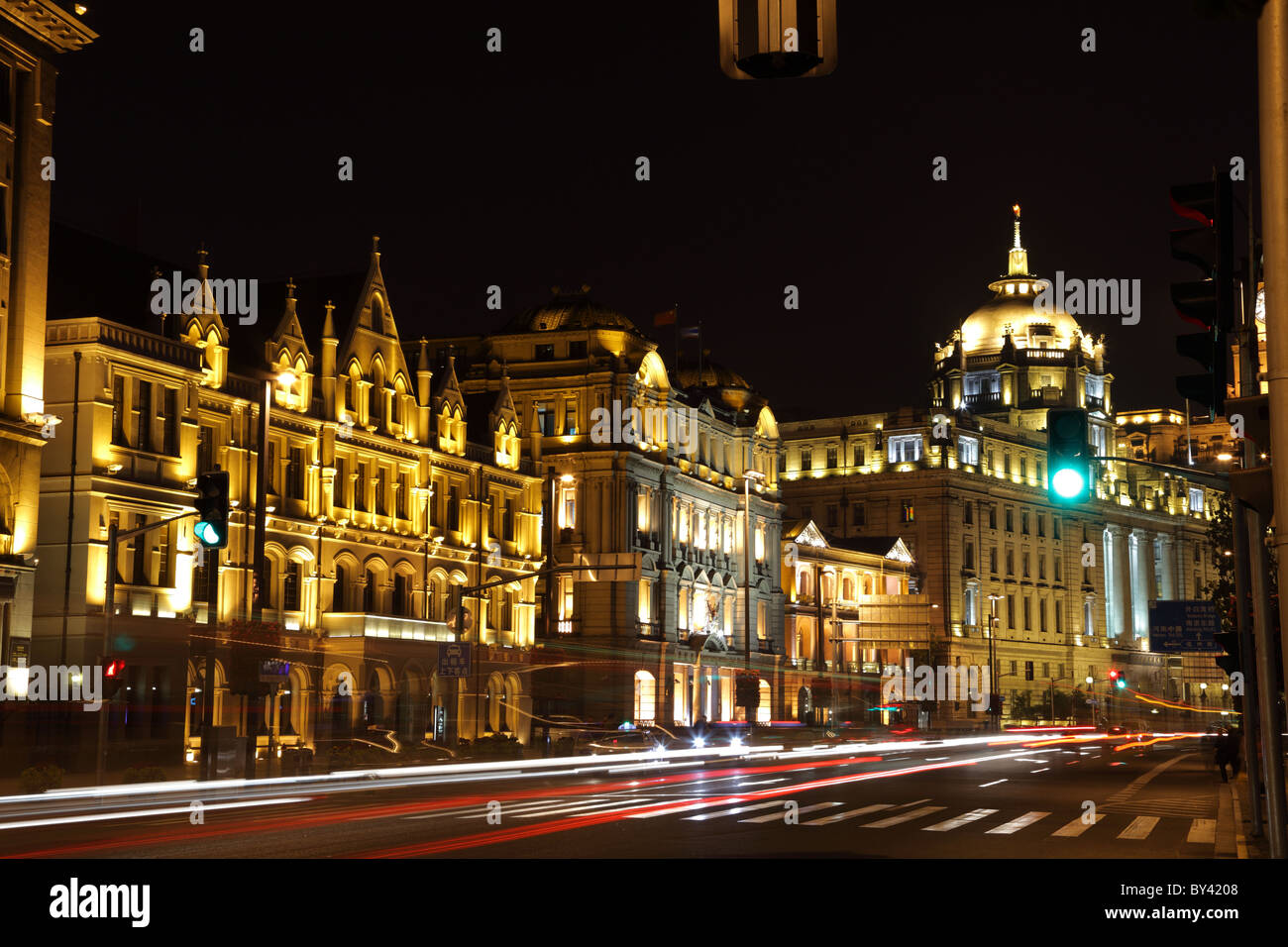 Il Bund illuminata di notte, Shanghai in Cina Foto Stock