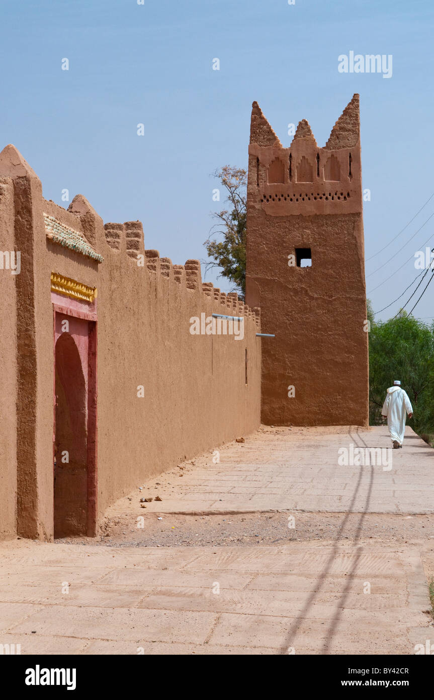 Una porta e un borgo murato nelle zone rurali del sud del Marocco. Foto Stock