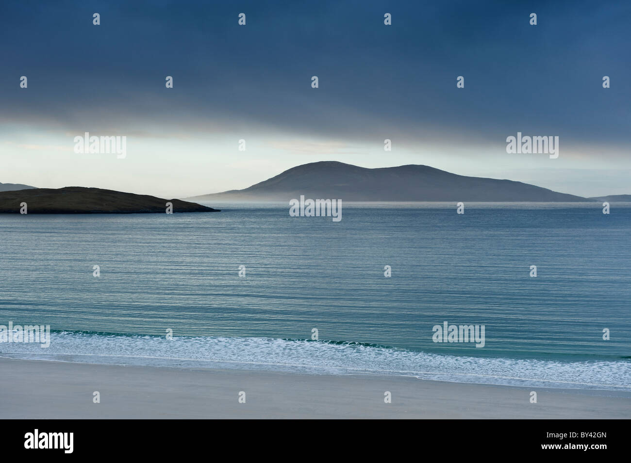 Vista su mare calmo da Luskentire beach, Isle of Harris, Ebridi Esterne, Scozia Foto Stock