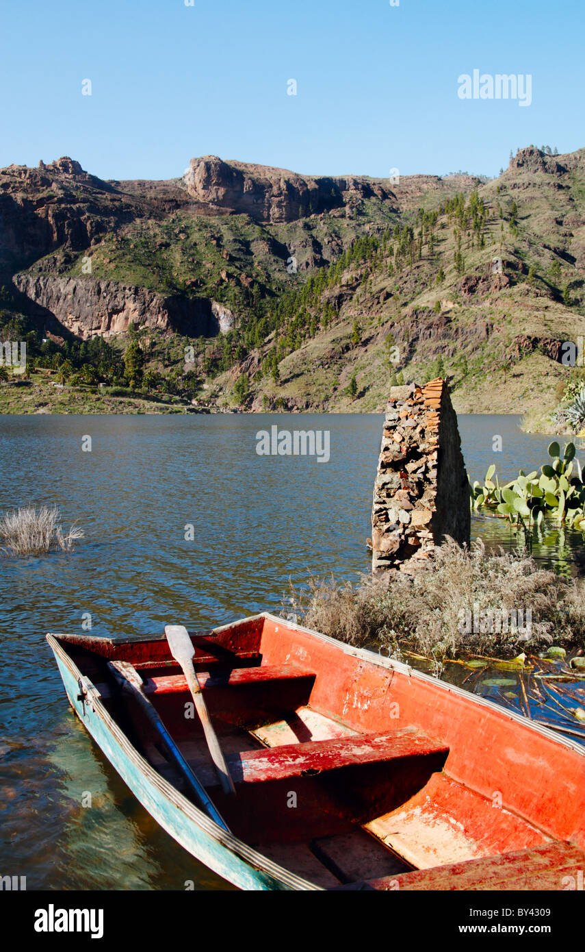 Barca a remi sulla presa (serbatoio) a Soria nelle montagne di Gran Canaria. Isole Canarie Spagna Foto Stock