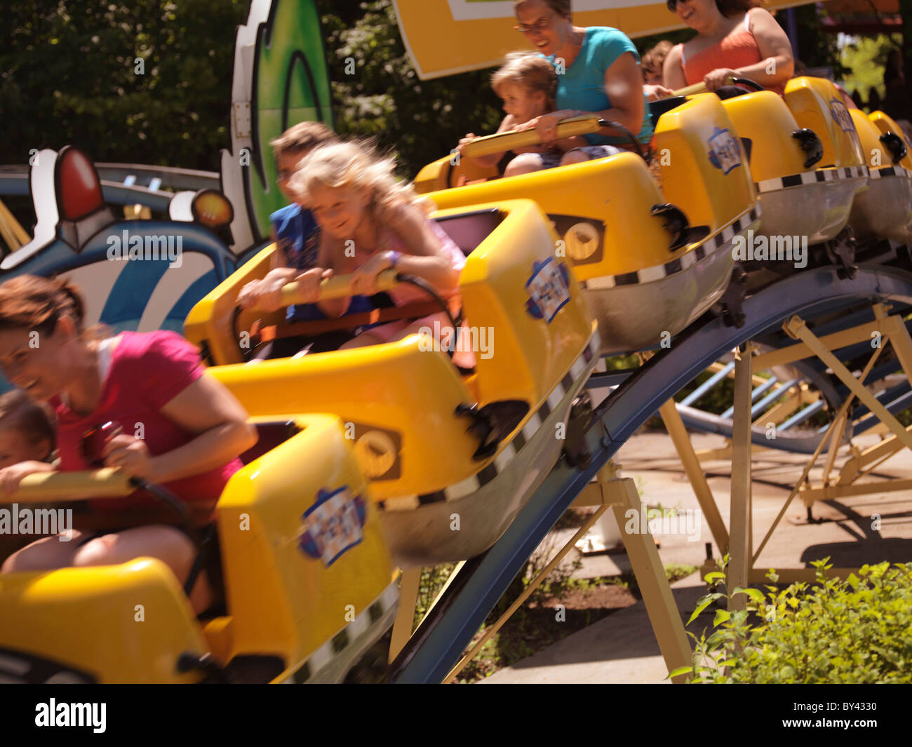 Roller Coaster per bambini offuscata da un rapido movimento dinamico al Canada's Wonderland Amusement Park. Vaughan, Ontario, Canada. Foto Stock
