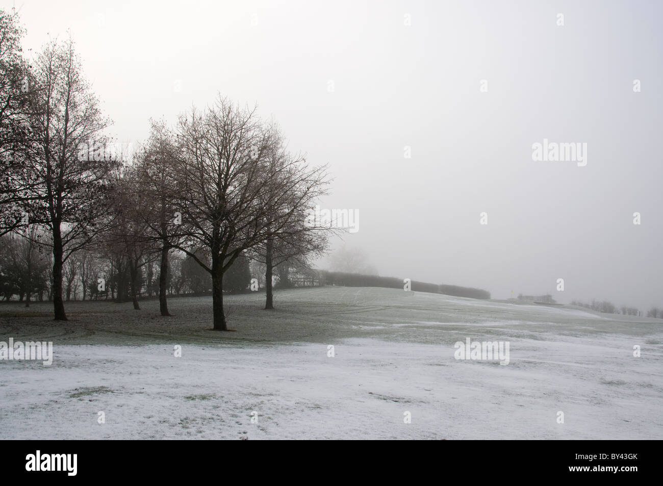 Vista del paesaggio del terzo foro di congelati Welsh campo da golf, è avvolta nella nebbia Foto Stock