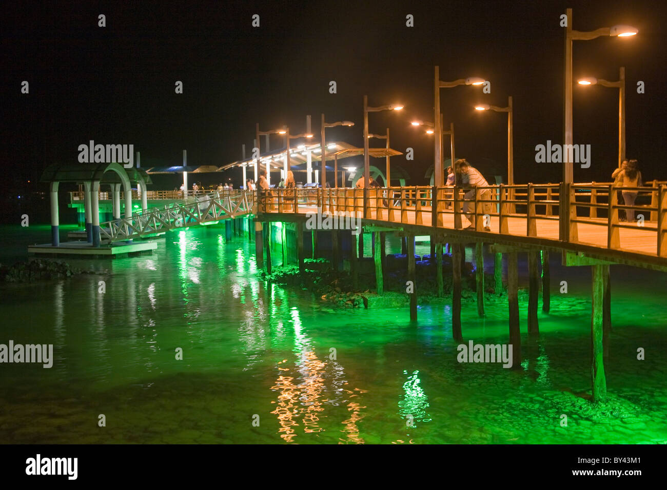 Moli Pier di notte a Puerto Ayora Santa Cruz Isola Galapagos Ecuador Foto Stock