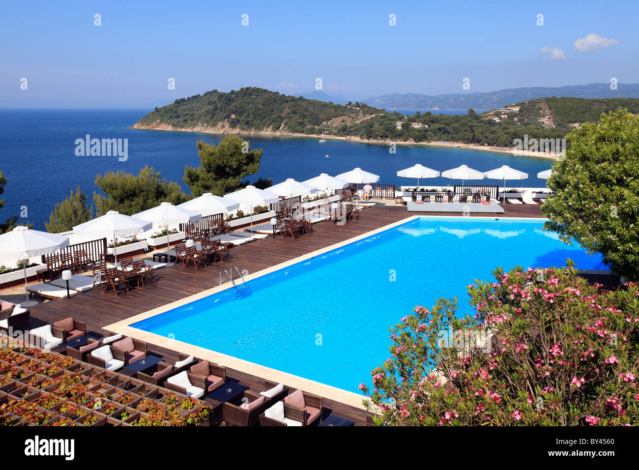 Grecia Sporadi isola Skiathos UNA VISTA DELLA PISCINA DI SKIATHOS PALACE HOTEL che domina la spiaggia Koukounaries Foto Stock