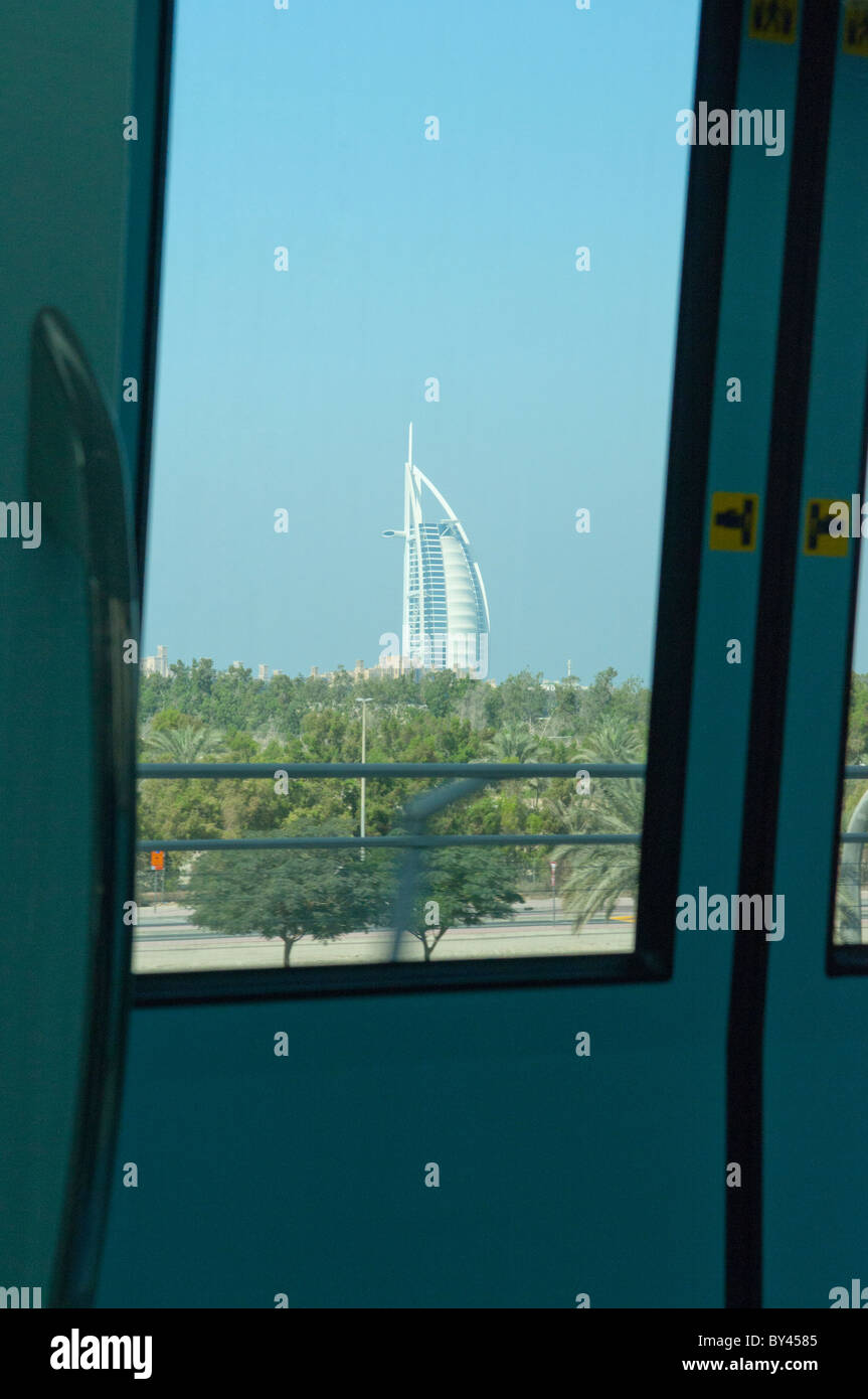 Burj Al Arab hotel visto dalla finestra del Dubai Metro treno Foto Stock