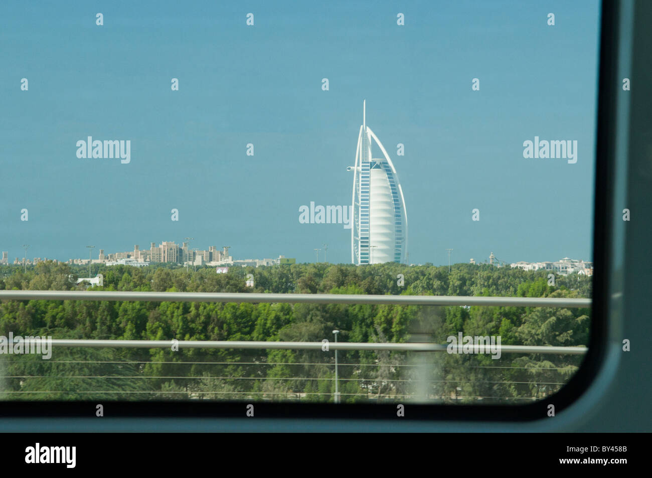 Burj Al Arab hotel visto dalla finestra del Dubai Metro treno Foto Stock