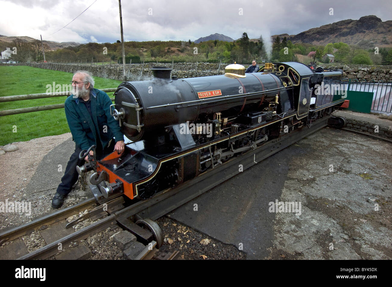 Il driver di 15 pollici manometro a scartamento ridotto locomotiva a vapore 'fiume Esk' utilizza la piattaforma girevole a Ravenglass per girare il suo motore round Foto Stock