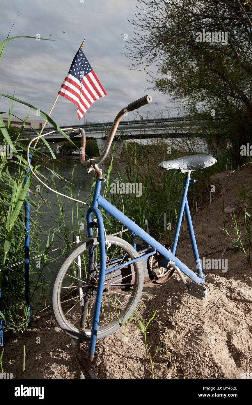 Impromptu, in casa di arte di installazione sul sentiero a piedi lungo la banca del fiume Rio Grande nella città di Laredo in Texas USA-Messico confine Foto Stock