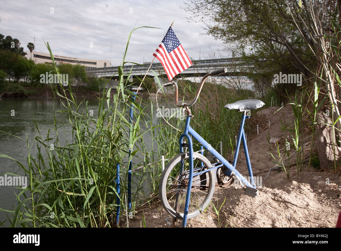 Impromptu, in casa di arte di installazione sul sentiero a piedi lungo la banca del fiume Rio Grande nella città di Laredo in Texas USA-Messico confine Foto Stock