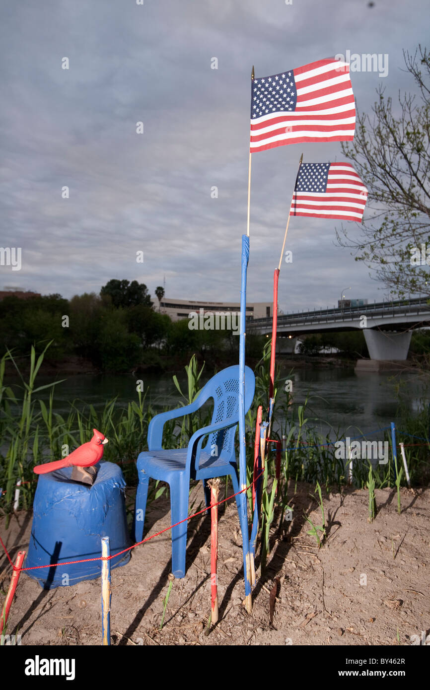Impromptu, in casa di arte di installazione sul sentiero a piedi lungo la banca del fiume Rio Grande nella città di Laredo in Texas USA-Messico confine Foto Stock