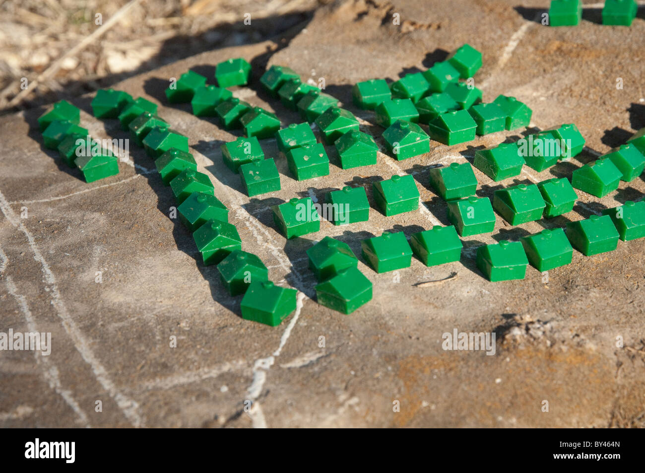 Case in plastica da un famoso gioco da tavolo disposte in "quartieri" nel Texas centrale sporco. Foto Stock