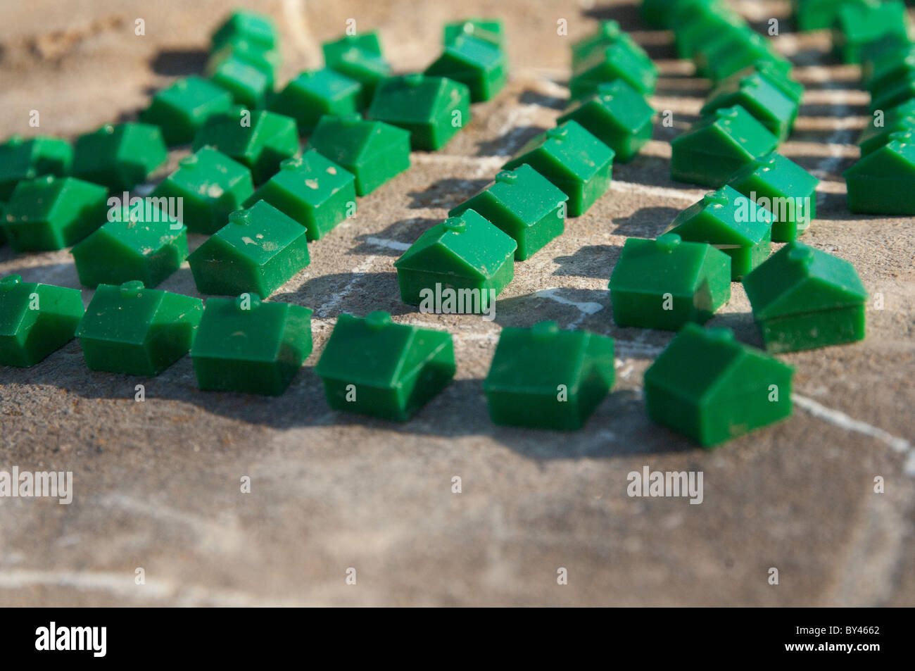 Case in plastica da un famoso gioco da tavolo disposte in "quartieri" nel Texas centrale sporco. Foto Stock