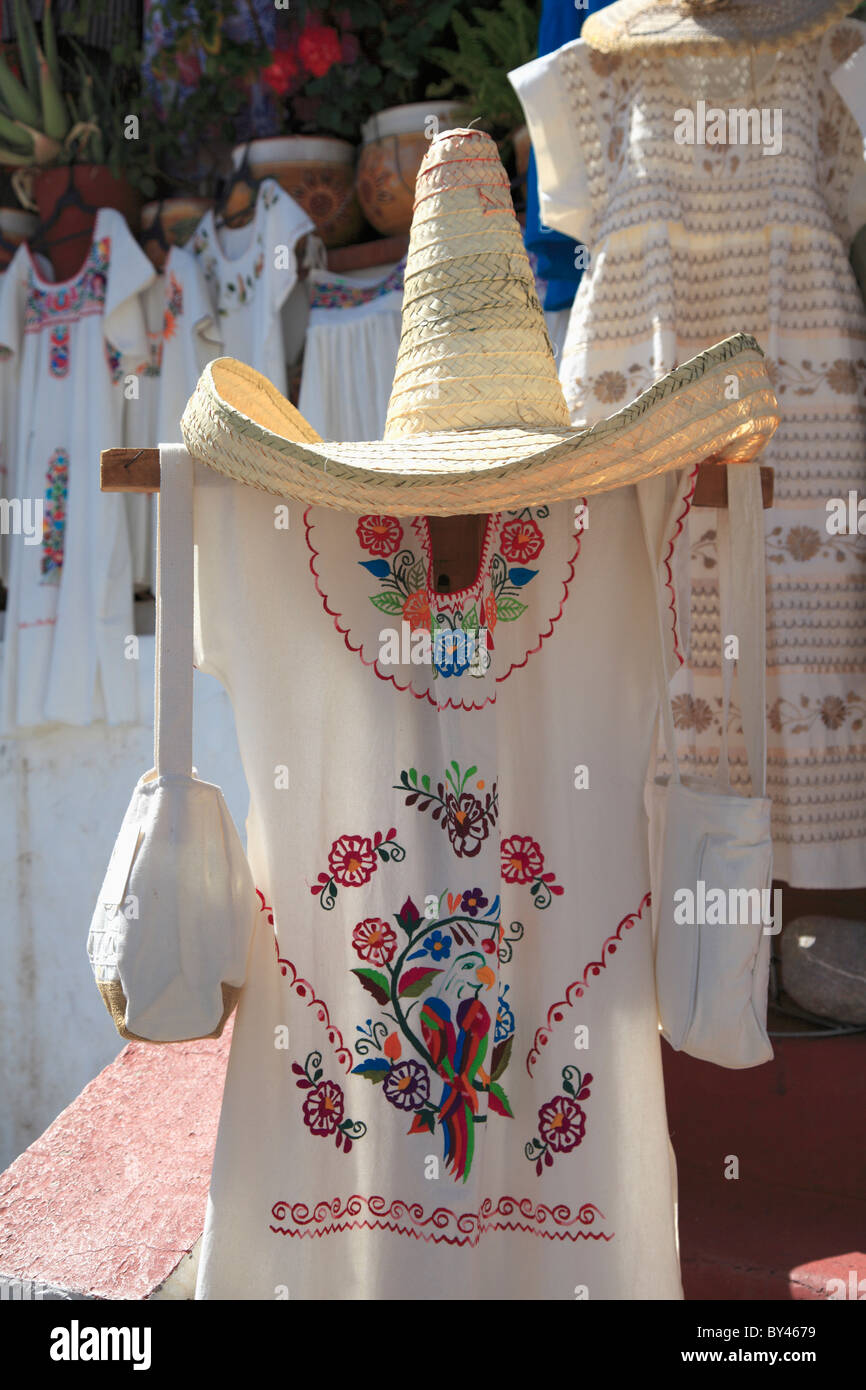 Abbigliamento tradizionale per la vendita, Taxco, città coloniale ben noto  per i suoi mercati d'argento, Guerrero Membro, Messico, America del Nord  Foto stock - Alamy