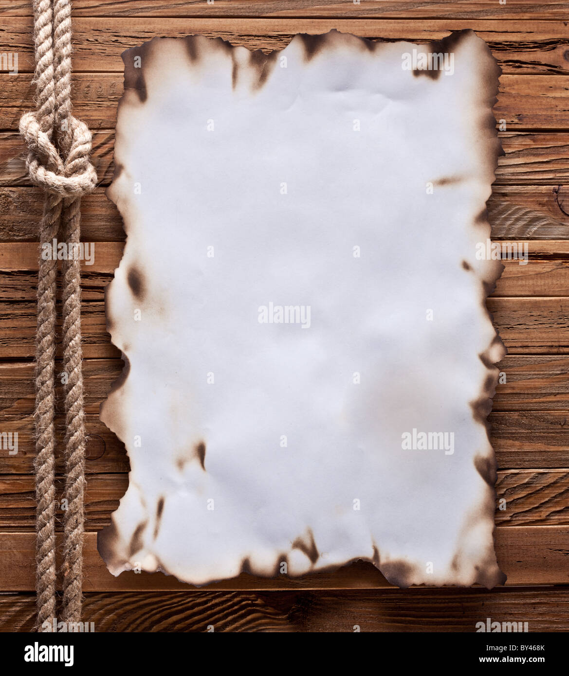 Immagine della vecchia carta su uno sfondo di legno. Foto Stock