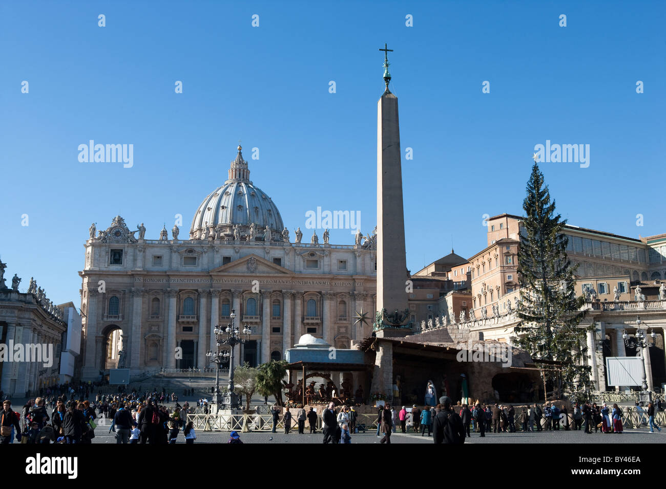 Piazza San Pietro in tempo di Natale nella basilica di sfondo, Città del Vaticano Roma Italia Foto Stock