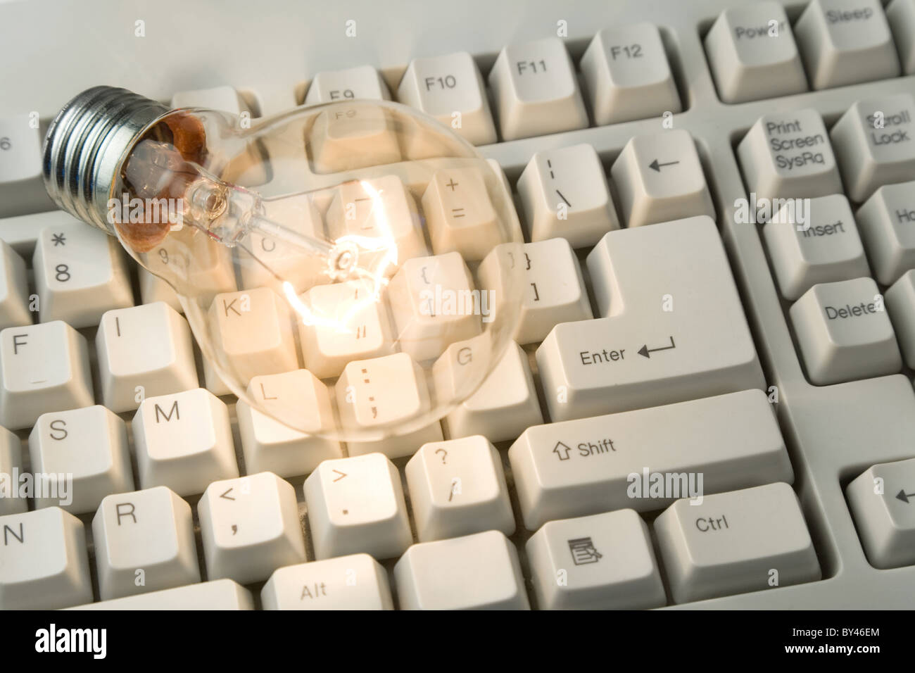 La lampadina della spia e la tastiera del computer immagine ravvicinata Foto Stock