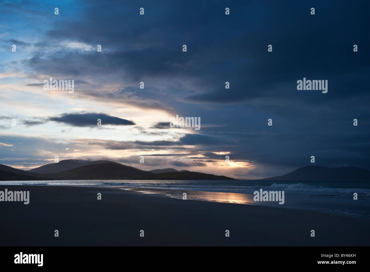 Tramonto sulla spiaggia Luskentire, Isle of Harris, Ebridi Esterne, Scozia Foto Stock