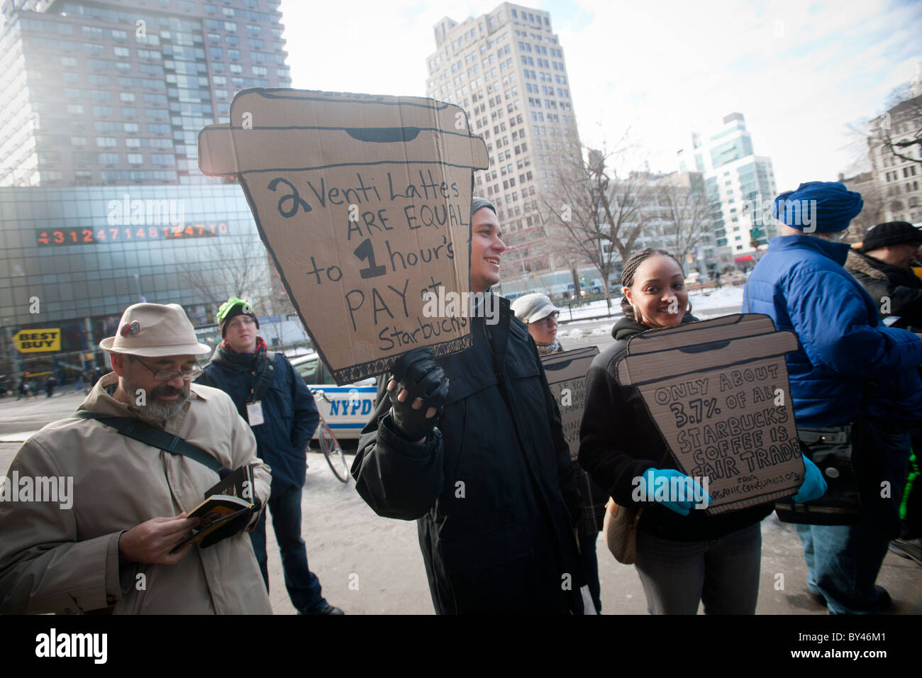 Starbucks lavoratori e sostenitori protesta Starbucks' asserita anti-unione attività in New York Foto Stock