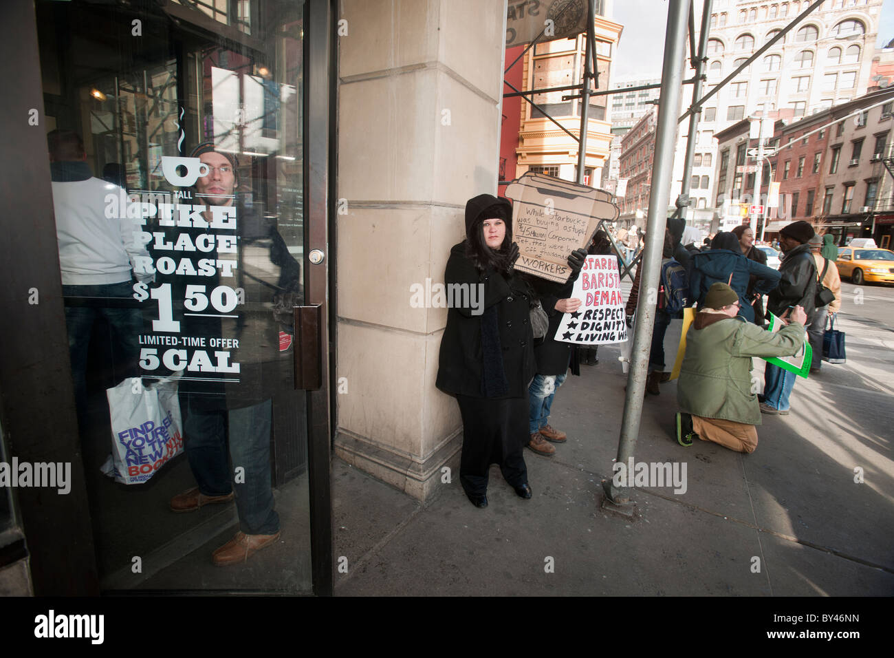 Starbucks lavoratori e sostenitori protesta Starbucks' asserita anti-unione attività in New York Foto Stock