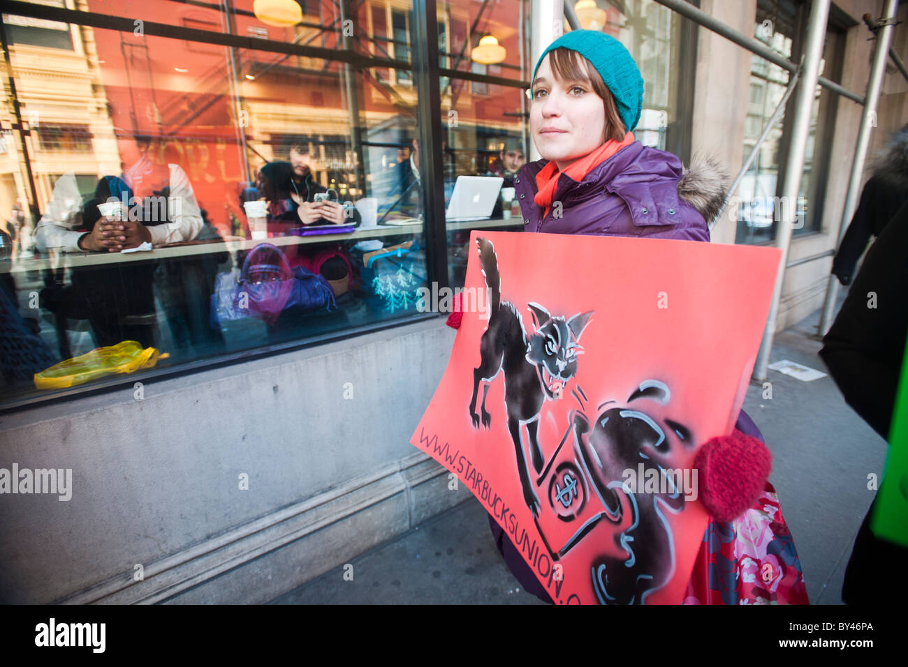 Starbucks lavoratori e sostenitori protesta Starbucks' asserita anti-unione attività in New York Foto Stock
