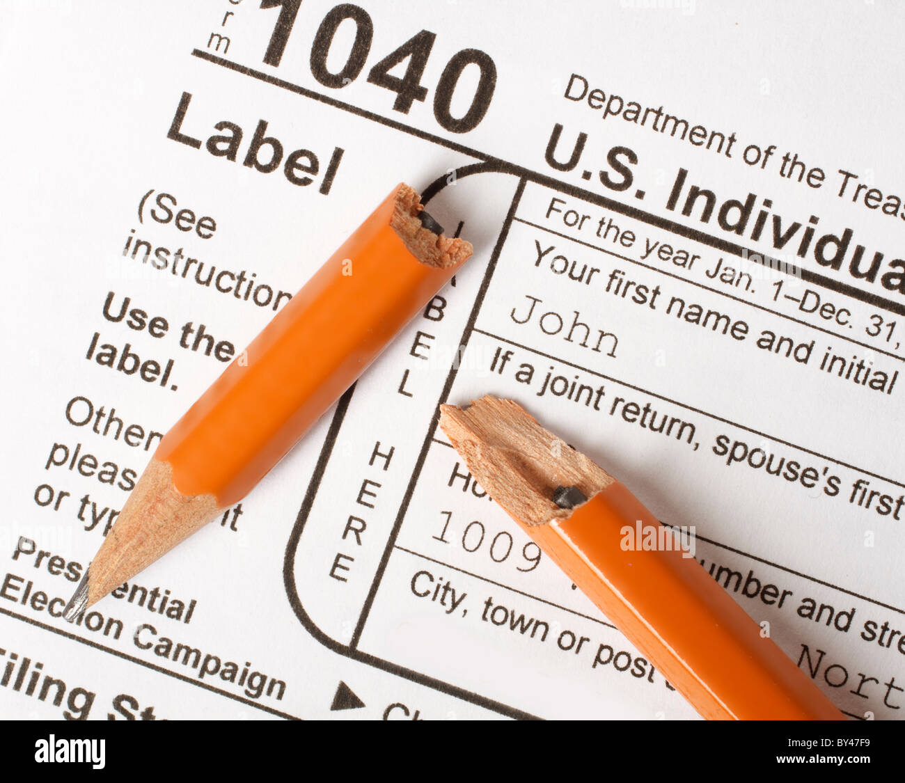 Rotture di matita su un modello federale 1040 forma fiscale che illustra il concetto di contribuente rabbia e frustrazione. Foto Stock